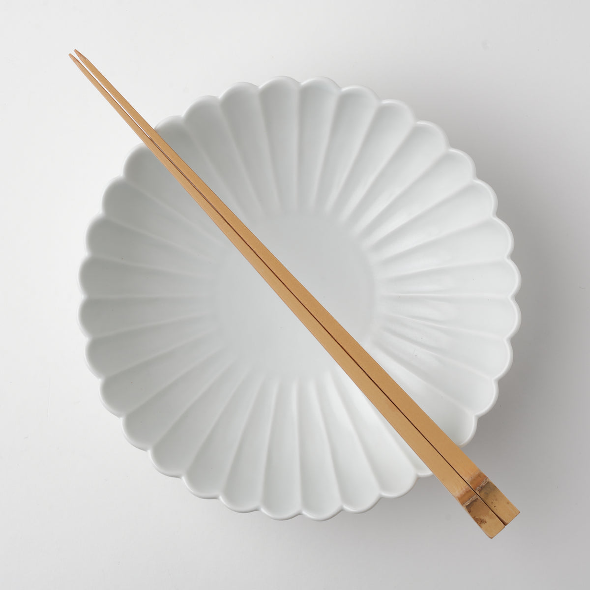 白マット　菊彫丸鉢