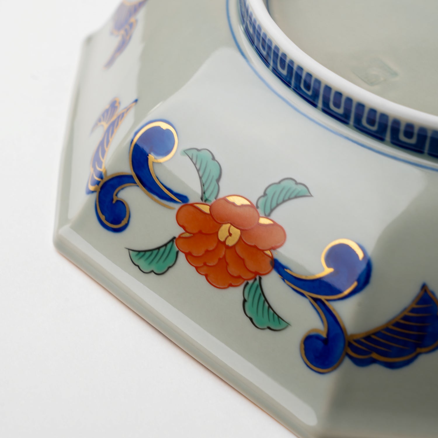 金唐草花篭図 八角鉢